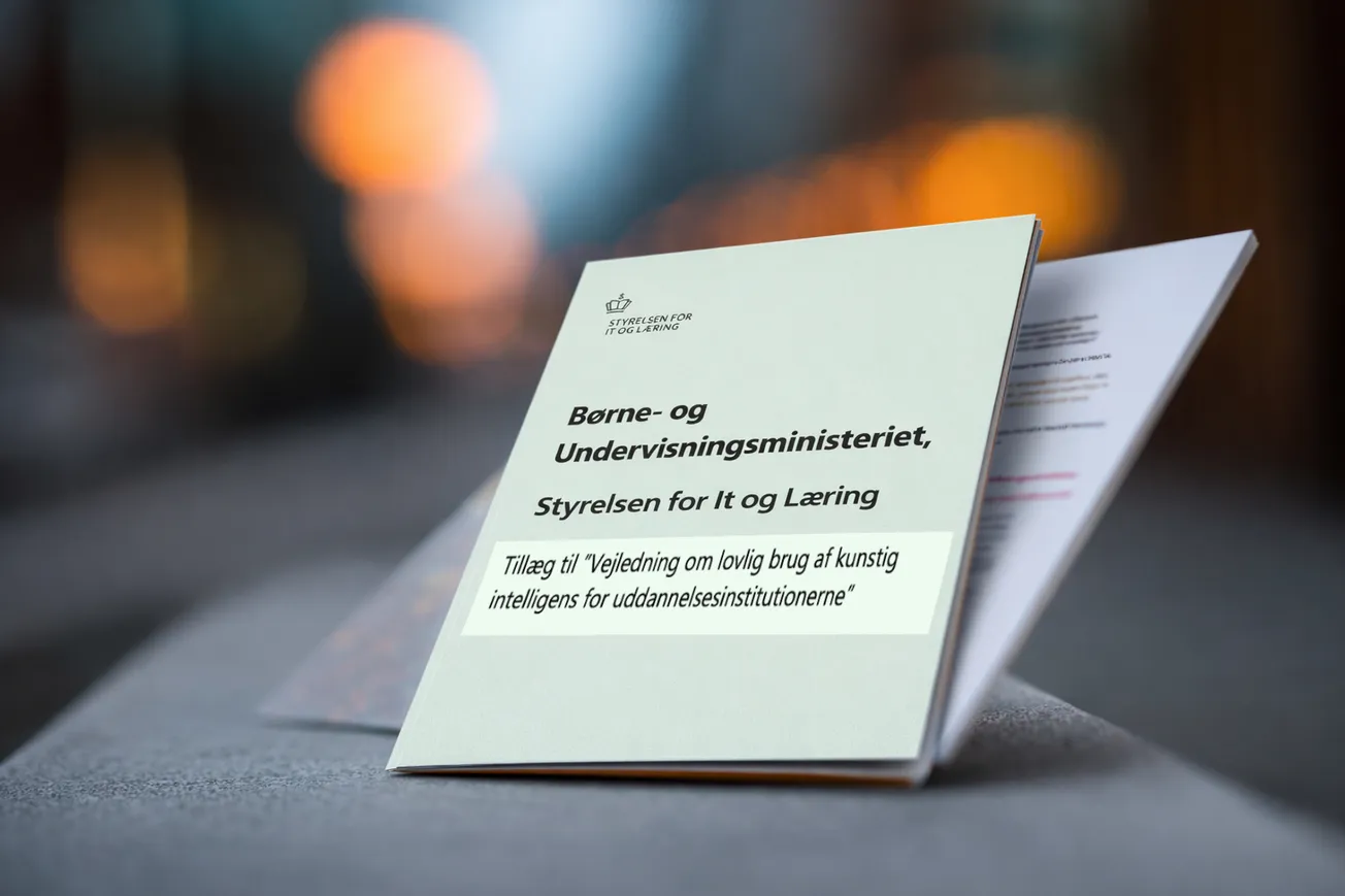 Forside på publikation om lovlig brug af kunstig intelligens i uddannelsessektoren